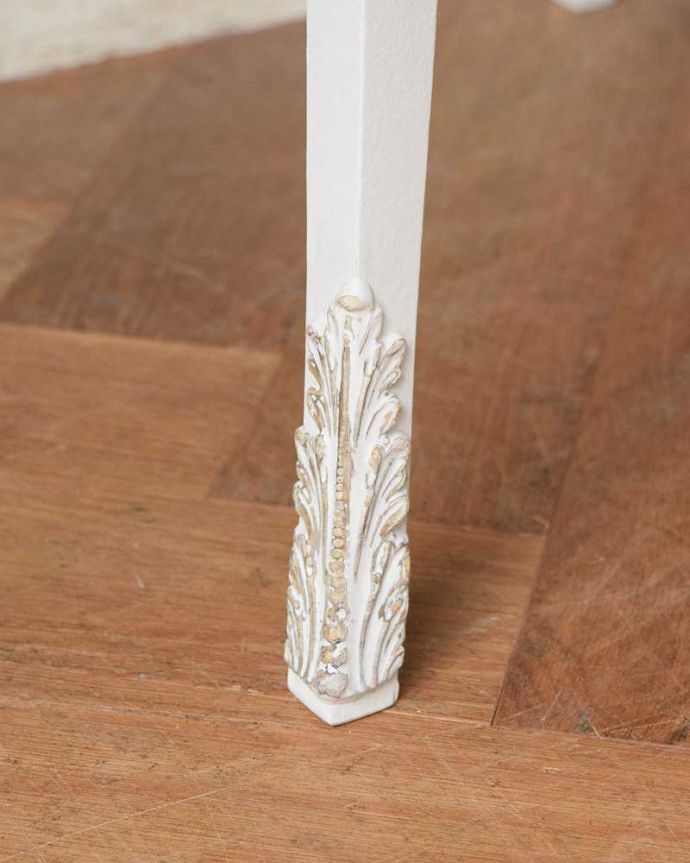 アンティークのチェスト　アンティーク家具　フランス輸入のアンティーク家具、ホワイトカラーのベッドサイドチェスト。女性1人でラクラク運べちゃう仕掛けHandleのアンティークは、脚の裏にフェルトキーパーをお付けしています。(q-1414-f)