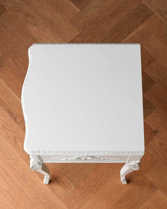 アンティークのチェスト　アンティーク家具　フランス輸入のアンティーク家具、ホワイトカラーのベッドサイドチェスト。何を置こうかな･･･？上から見ると天板の形はこんな感じです。(q-1414-f)