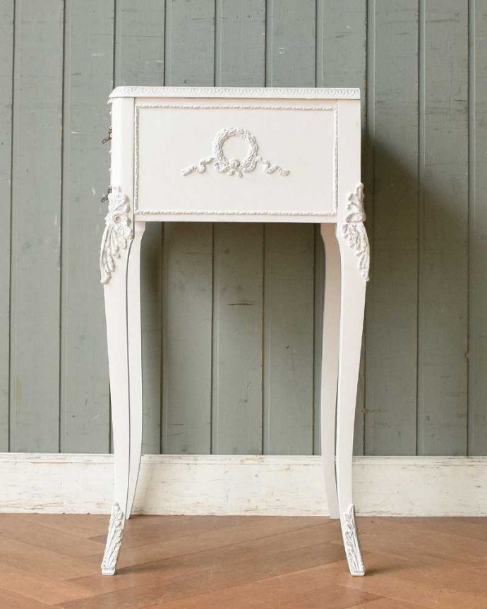 アンティークのチェスト　アンティーク家具　フランス輸入のアンティーク家具、ホワイトカラーのベッドサイドチェスト。横顔だって美しいんですどこから見ても美しく見えるように、横側もキレイに修復してあります。(q-1414-f)