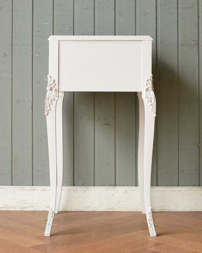 アンティークのチェスト　アンティーク家具　フランス輸入のアンティーク家具、ホワイトカラーのベッドサイドチェスト。後ろ姿もキレイなんですアンティークは新品ではないので、もちろん経年変化によるキズはありますが、専門の職人がキレイにお直しをしているので、後ろ姿もキレイなんです。(q-1414-f)