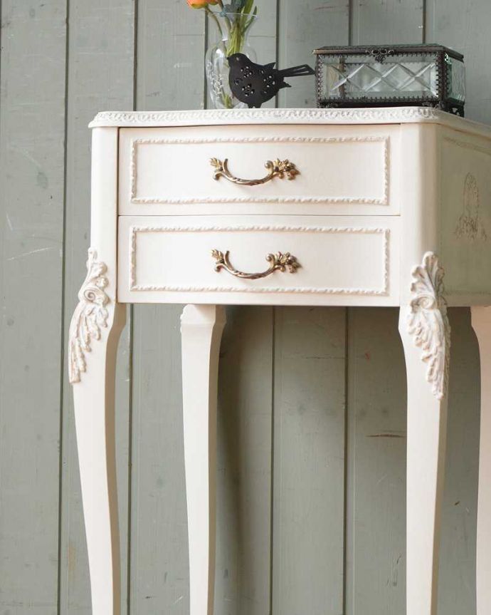 アンティークのチェスト　アンティーク家具　フランス輸入のアンティーク家具、ホワイトカラーのベッドサイドチェスト。女子力がUPしちゃう優雅な曲線美フランスらしいエレガントな曲線が一番の魅力です。(q-1414-f)