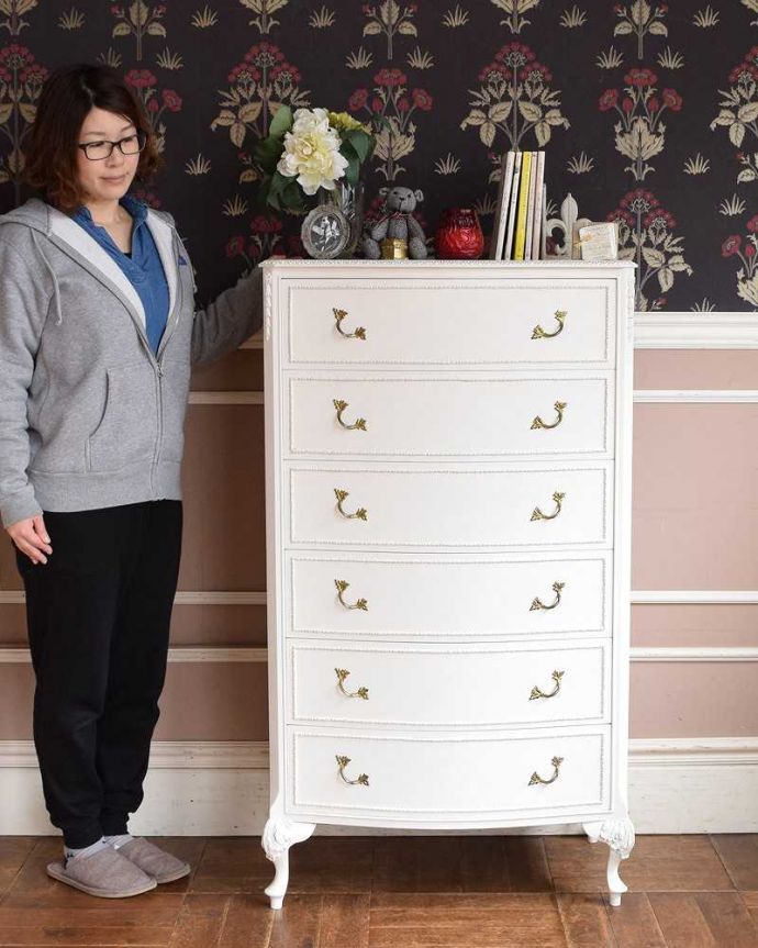 アンティークのチェスト アンティーク家具 ドレッシーなアンティークのフレンチ家具、6杯引き出しのチェスト。毎日がお姫様気分。(q-1415-f)