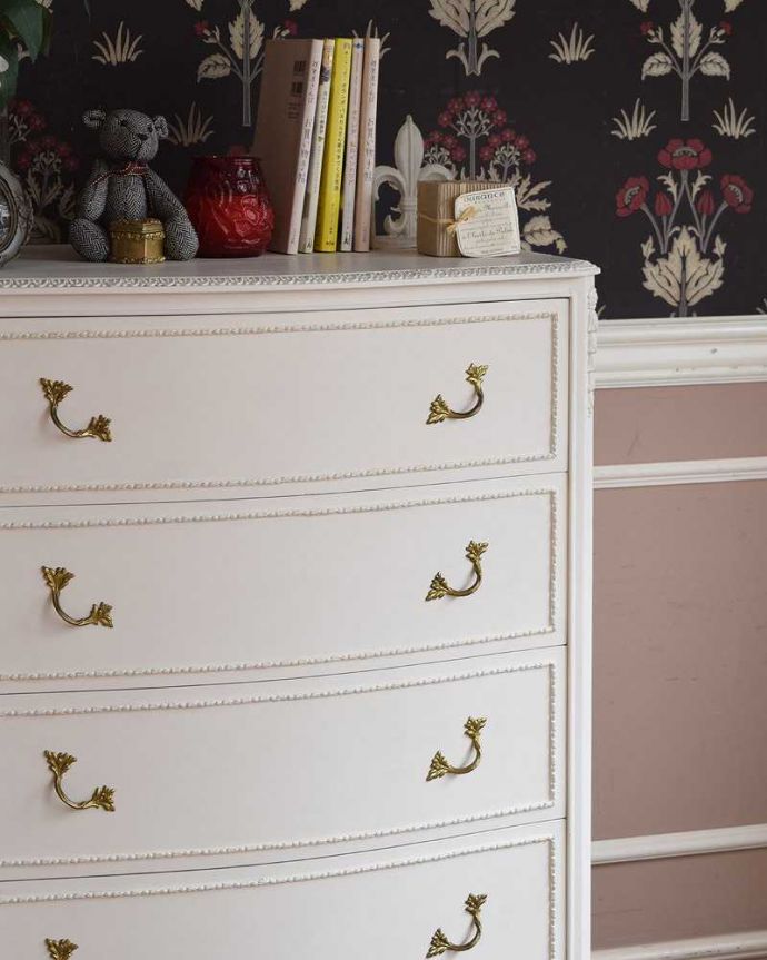 アンティークのチェスト アンティーク家具 ドレッシーなアンティークのフレンチ家具、6杯引き出しのチェスト。収納だけじゃなく見た目でも楽しめます女性らしく素敵なデザインなので、チェストと言っても収納として使うだけじゃなく、置くだけでワクワクしてしまうアンティーク。(q-1415-f)