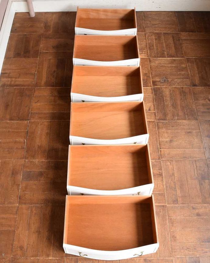 アンティークのチェスト アンティーク家具 ドレッシーなアンティークのフレンチ家具、6杯引き出しのチェスト。お洋服もたっぷり収納出来ます修復する時、引き出しの中も職人がキレイにしました。(q-1415-f)