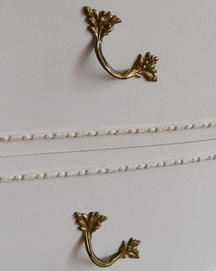 アンティークのチェスト アンティーク家具 ドレッシーなアンティークのフレンチ家具、6杯引き出しのチェスト。開ける度にワクワクする取っ手フランスらしい優雅なデザインは取っ手にも。(q-1415-f)