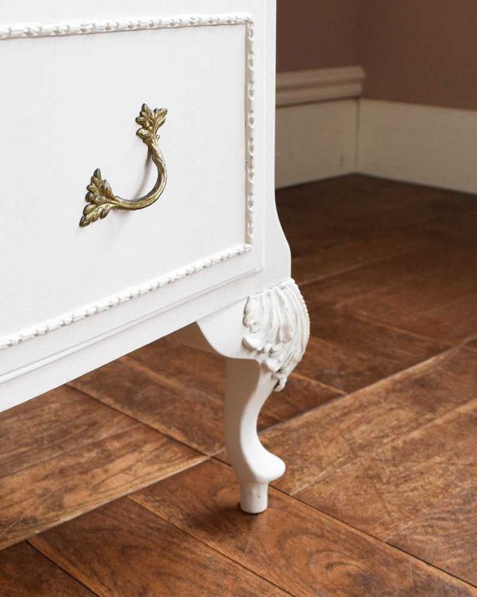 アンティークのチェスト アンティーク家具 ドレッシーなアンティークのフレンチ家具、6杯引き出しのチェスト。女性1人でラクラク運べちゃう仕掛けHandleのアンティークは、脚の裏にフェルトキーパーをお付けしています。(q-1415-f)