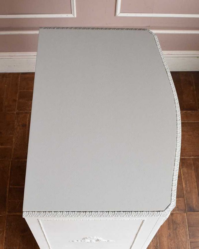 アンティークのチェスト アンティーク家具 ドレッシーなアンティークのフレンチ家具、6杯引き出しのチェスト。何を置こうかな・・・?上から見るとチェストはこんな形になっています。(q-1415-f)