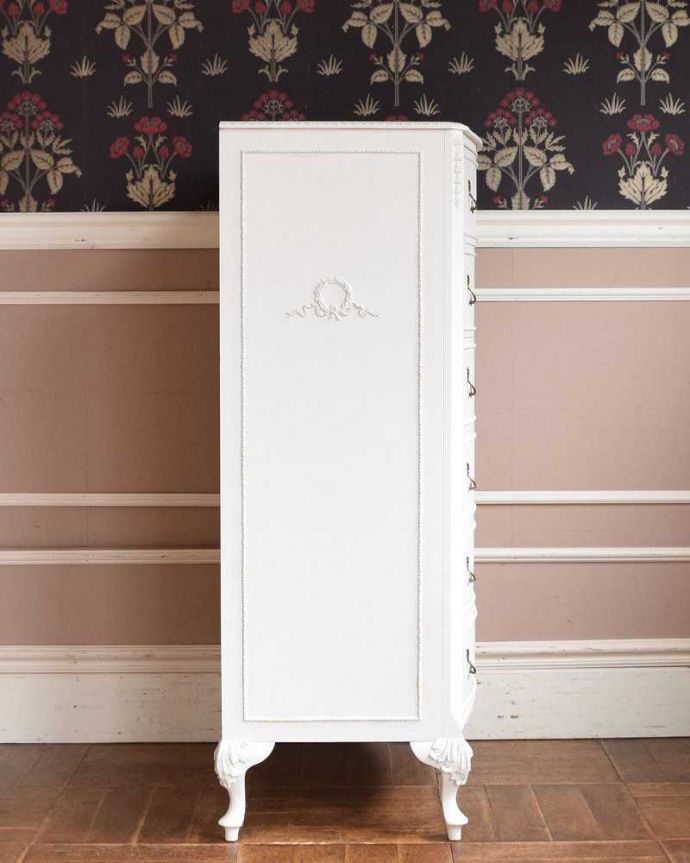 アンティークのチェスト アンティーク家具 ドレッシーなアンティークのフレンチ家具、6杯引き出しのチェスト。横から見てもステキ実はサイドにも美しい彫が入っているんです。(q-1415-f)