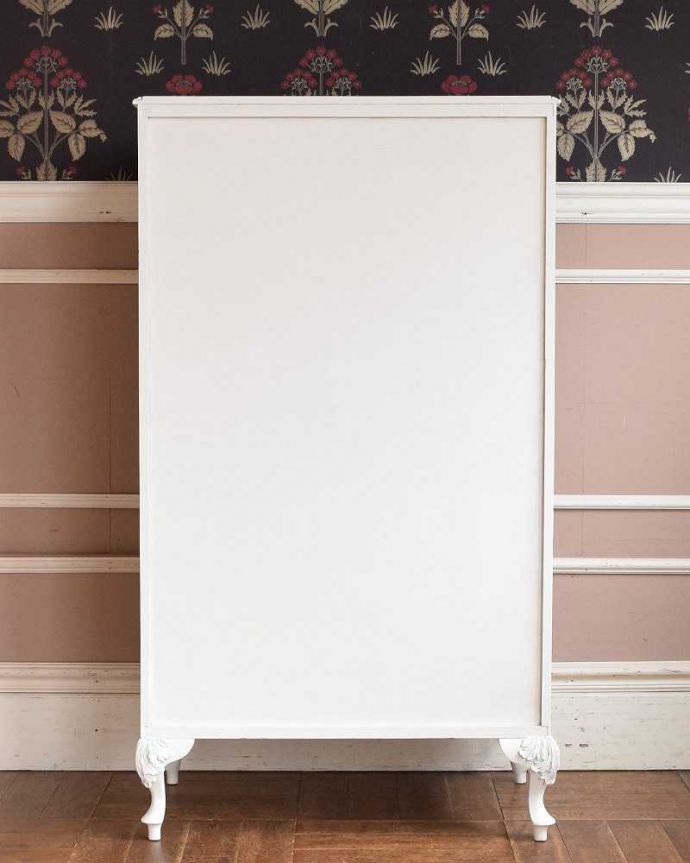 アンティークのチェスト アンティーク家具 ドレッシーなアンティークのフレンチ家具、6杯引き出しのチェスト。後ろ姿も女性らしく後ろ姿にも気を使っています。(q-1415-f)