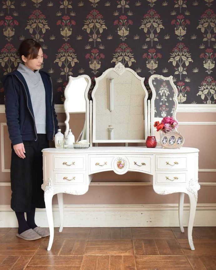 アンティークのドレッサー アンティーク家具 アンティークのフレンチインテリア、白い三面鏡ドレッシングチェスト。いつでもお姫様気分。(q-1416-f)