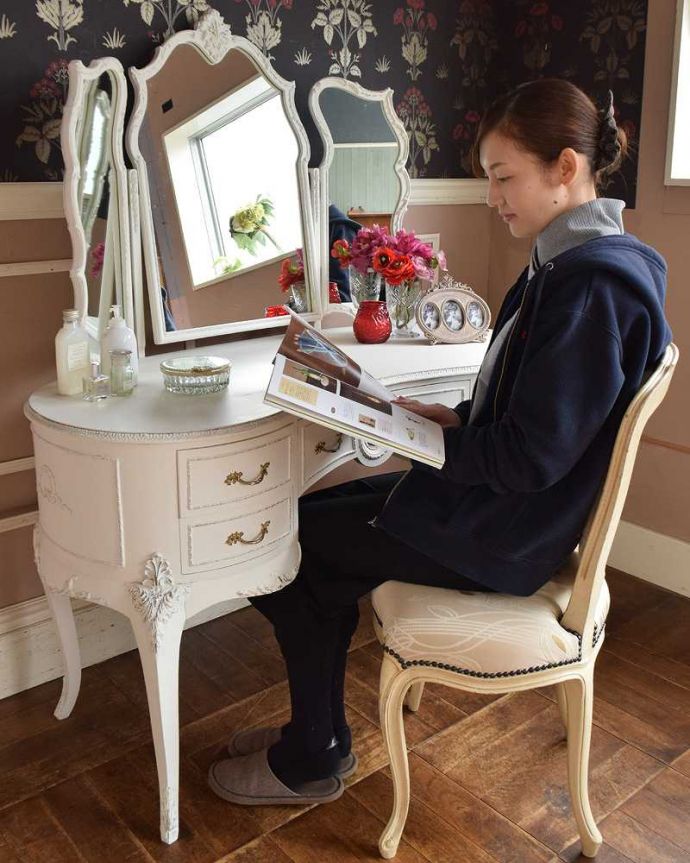 アンティークのドレッサー アンティーク家具 アンティークのフレンチインテリア、白い三面鏡ドレッシングチェスト。座るだけで女子力をUPさせてくれます鏡の前に座るだけで、一瞬でお姫様気分にしてくれる美しいドレッシングチェスト。(q-1416-f)