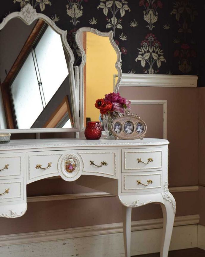 アンティークのドレッサー アンティーク家具 アンティークのフレンチインテリア、白い三面鏡ドレッシングチェスト。自分だけのヒミツを収納引き出しもたくさんあるから収納としても便利な家具。(q-1416-f)