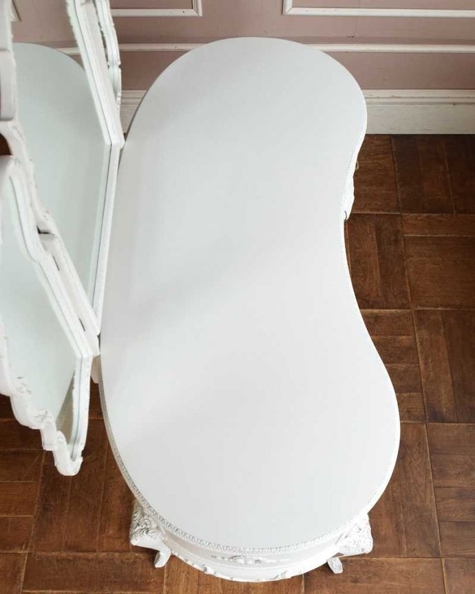 アンティークのドレッサー アンティーク家具 アンティークのフレンチインテリア、白い三面鏡ドレッシングチェスト。天板の形も美しい上から見るとこんな形です。(q-1416-f)