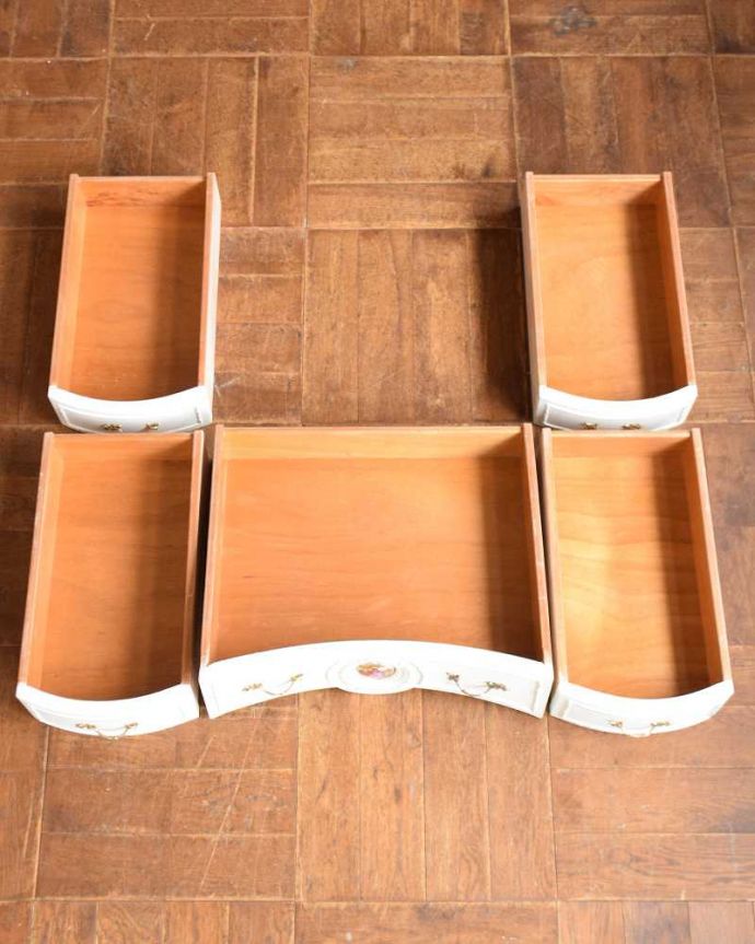 アンティークのドレッサー アンティーク家具 アンティークのフレンチインテリア、白い三面鏡ドレッシングチェスト。引き出しの中もキレイに修復しました何も入れてもいいように職人がキレイにお直しした引き出しなので、中もキレイです。(q-1416-f)