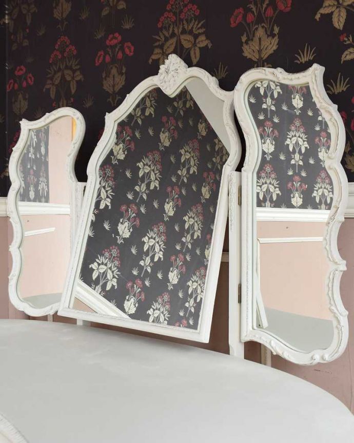 アンティークのドレッサー アンティーク家具 アンティークのフレンチインテリア、白い三面鏡ドレッシングチェスト。美しく映し出してくれる鏡大きな鏡はお部屋を広く見せる効果も。(q-1416-f)