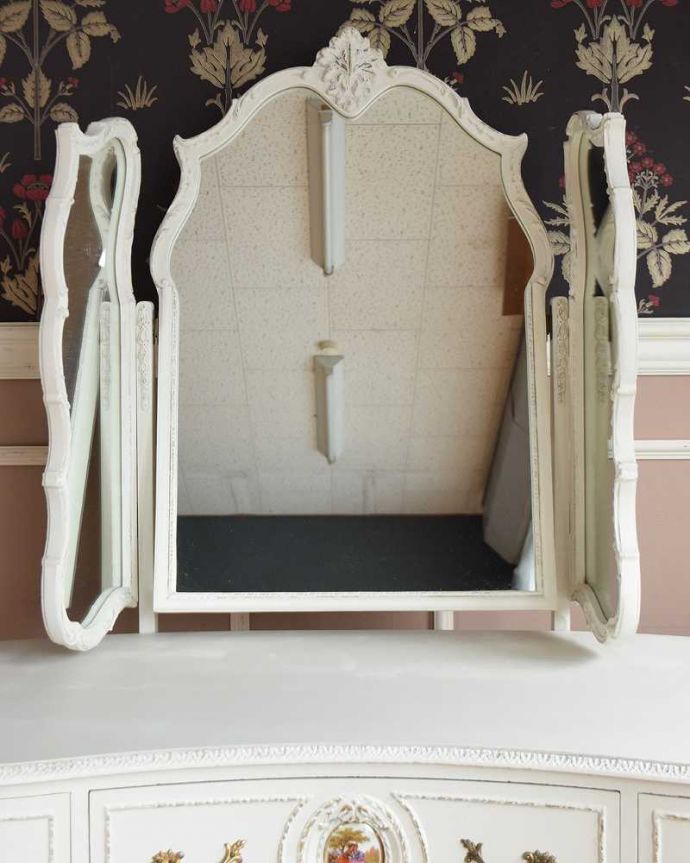 アンティークのドレッサー アンティーク家具 アンティークのフレンチインテリア、白い三面鏡ドレッシングチェスト。女子が喜ぶ三面鏡!大きく、美しいカッティングのミラーです。(q-1416-f)