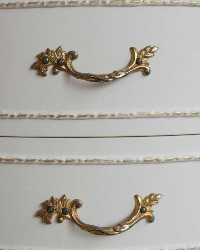 アンティークのドレッサー アンティーク家具 アンティークのフレンチインテリア、白い三面鏡ドレッシングチェスト。取っ手のデザインも優雅こんな小さなパーツにもこだわっているところがアンティーク家具のよさです。(q-1416-f)