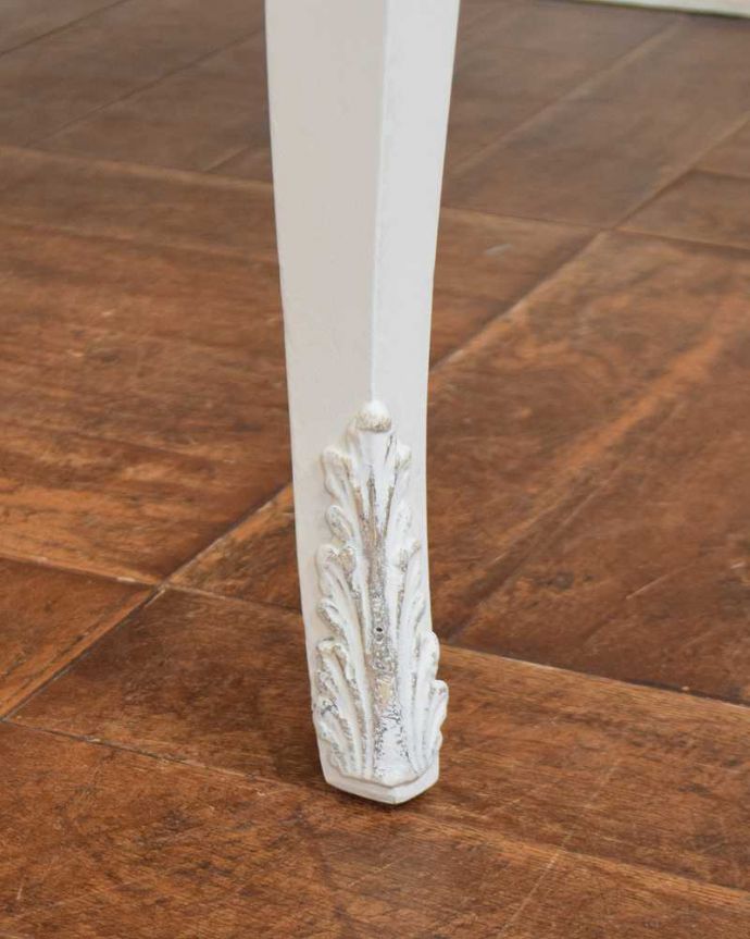 アンティークのドレッサー アンティーク家具 アンティークのフレンチインテリア、白い三面鏡ドレッシングチェスト。女性1人でラクラク運べちゃう仕掛けHandleのアンティークは、脚の裏にフェルトキーパーをお付けしています。(q-1416-f)