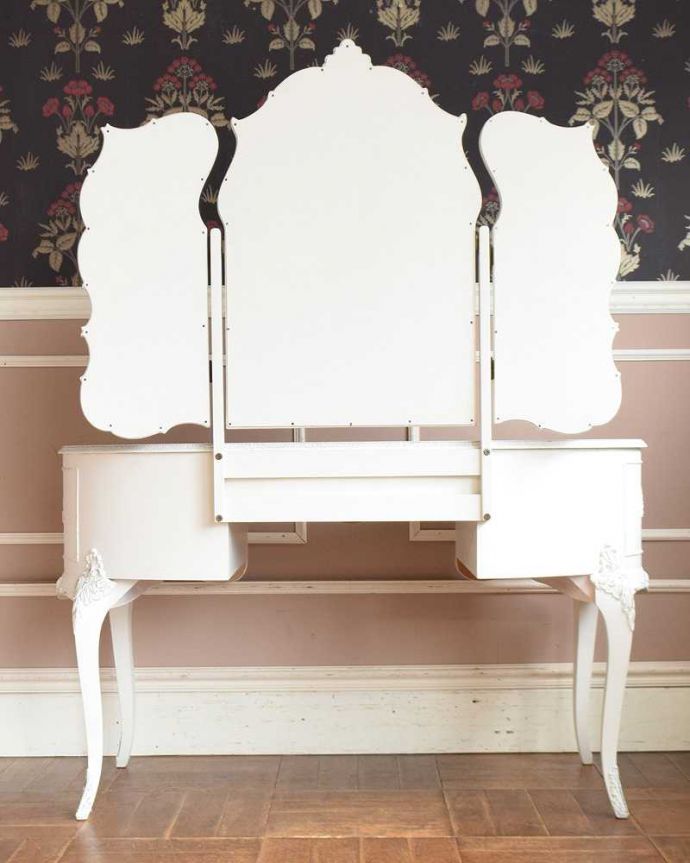 アンティークのドレッサー アンティーク家具 アンティークのフレンチインテリア、白い三面鏡ドレッシングチェスト。優雅な後ろ姿アンティークは新品ではないので経年変化によるキズはありますが、専門の職人が修復したので後ろ姿もキレイです。(q-1416-f)