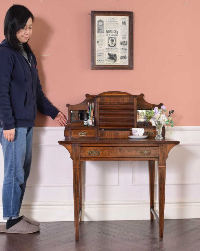 アンティークのデスク・書斎机　アンティーク家具　主役級に美しいアンティーク家具、コンパクトサイズのライティングデスク。優雅な雰囲気に包まれるエレガントなデスク気品が漂う大人のためのアンティークデスクは、置いてあるだけで優雅な雰囲気です。(q-1417-f)