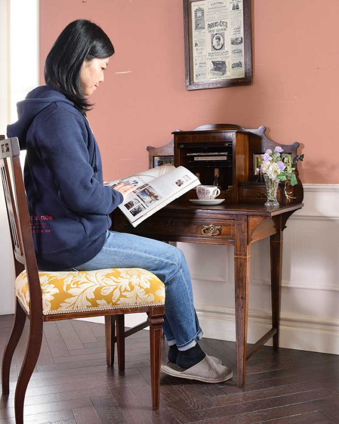 アンティークのデスク・書斎机　アンティーク家具　主役級に美しいアンティーク家具、コンパクトサイズのライティングデスク。自分だけのちょっと贅沢な時間大人のデスクに座るだけで自分だけの時間が作れるから、毎日がちょっとだけ贅沢になります。(q-1417-f)