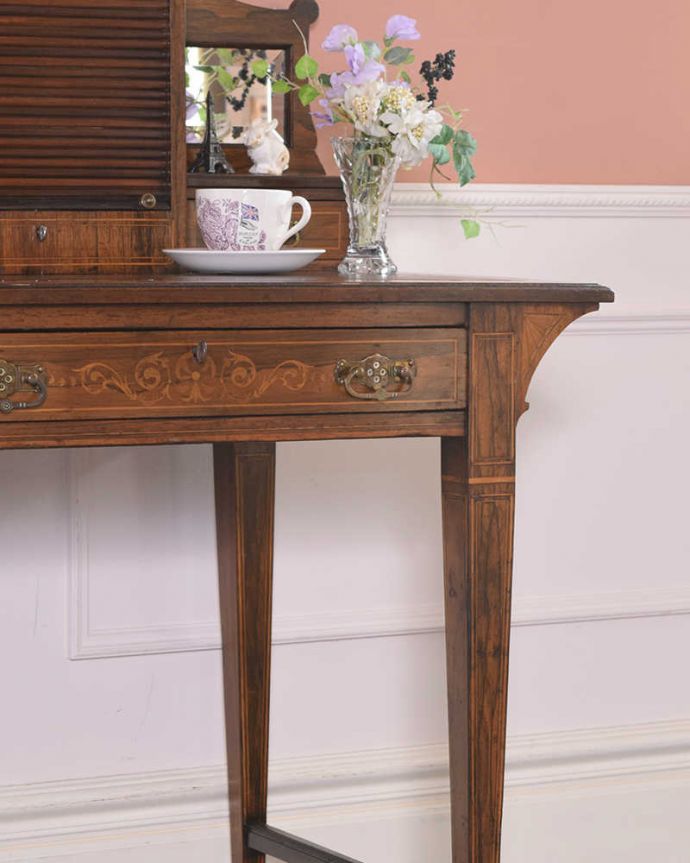 アンティークのデスク・書斎机　アンティーク家具　主役級に美しいアンティーク家具、コンパクトサイズのライティングデスク。アンティークらしい銘木の木目の美しさ本来、機能的に使われる家具デスクも、アンティークだと木目の美しさが楽しめる家具に。(q-1417-f)