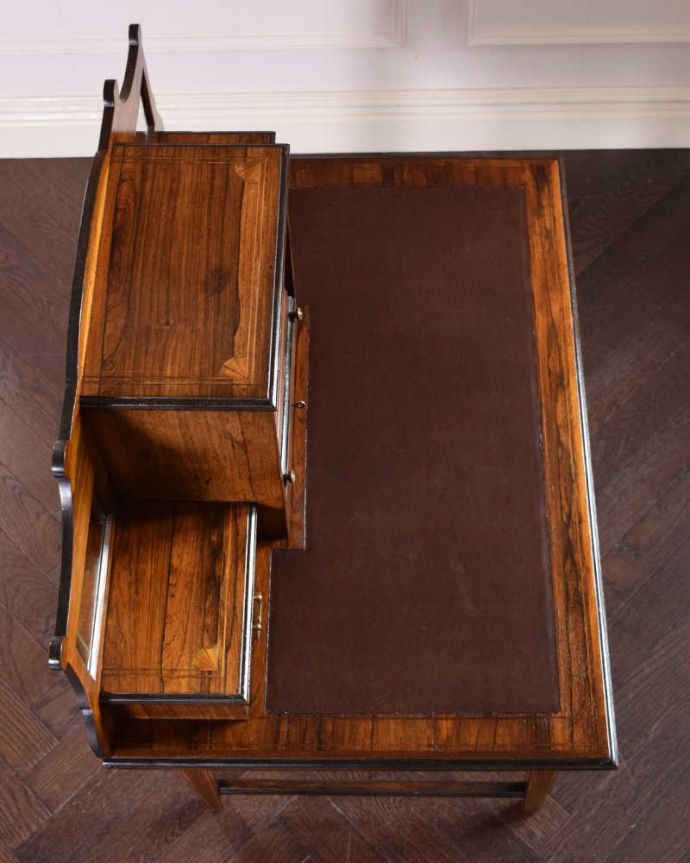 アンティークのデスク・書斎机　アンティーク家具　主役級に美しいアンティーク家具、コンパクトサイズのライティングデスク。天板もピカピカにお直ししました。(q-1417-f)