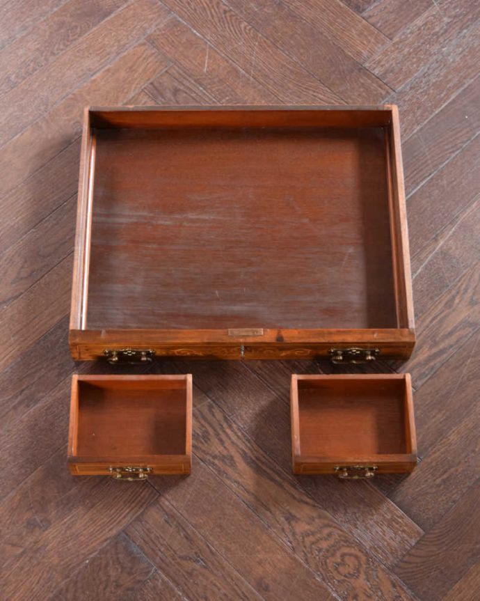 アンティークのデスク・書斎机　アンティーク家具　主役級に美しいアンティーク家具、コンパクトサイズのライティングデスク。引き出しの中もキレイに修復しました！もちろん引き出しの中も職人がキレイにお直しました。(q-1417-f)