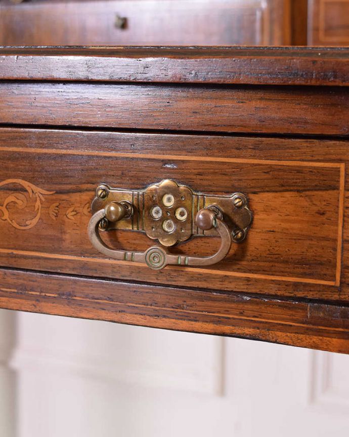 アンティークのデスク・書斎机　アンティーク家具　主役級に美しいアンティーク家具、コンパクトサイズのライティングデスク。アンティークらしい取っ手取っ手のデザインもアンティーク家具は美しいんです。(q-1417-f)