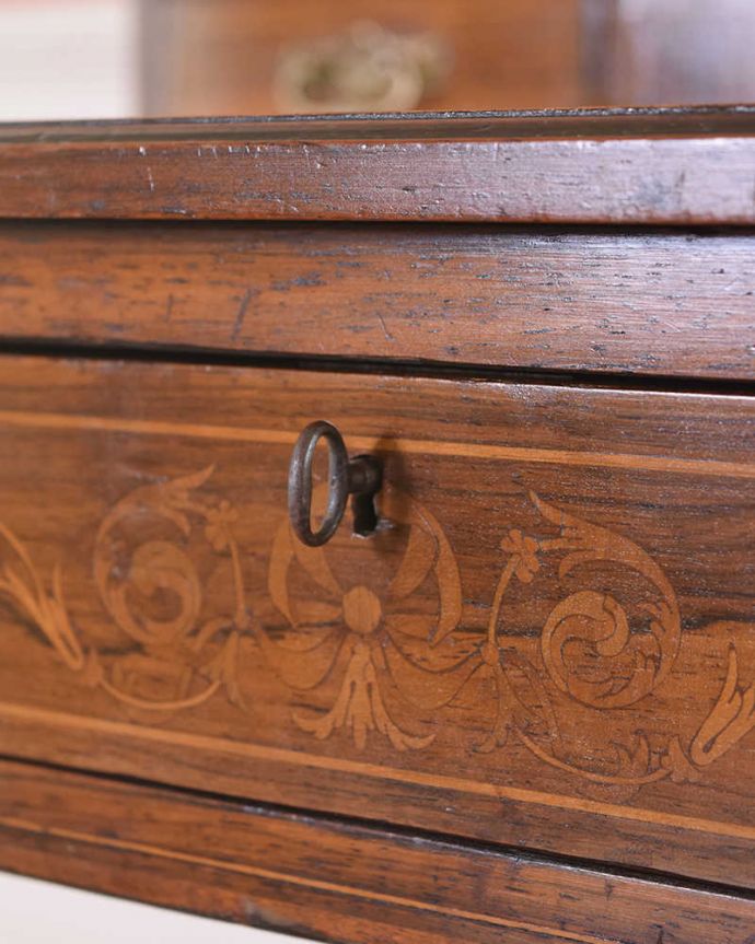 アンティークのデスク・書斎机　アンティーク家具　主役級に美しいアンティーク家具、コンパクトサイズのライティングデスク。鍵を使って開けてみましょうアンティークの鍵が付いています。(q-1417-f)