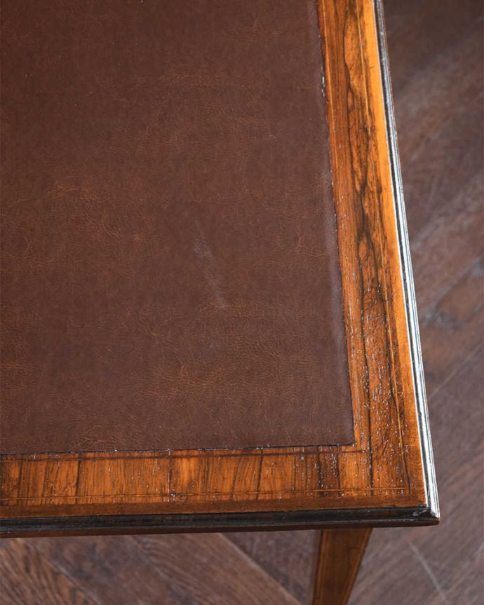 アンティークのデスク・書斎机　アンティーク家具　主役級に美しいアンティーク家具、コンパクトサイズのライティングデスク。天板を近くから見ると･･･デスクは天板を使う家具なので、キレイにお直ししました。(q-1417-f)