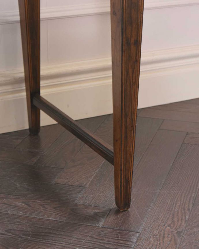 アンティークのデスク・書斎机　アンティーク家具　主役級に美しいアンティーク家具、コンパクトサイズのライティングデスク。女性1人でラクラク運べちゃう仕掛けHandleのアンティークは、脚の裏にフェルトキーパーをお付けしています。(q-1417-f)