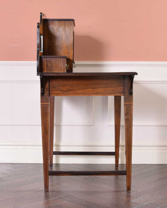 アンティークのデスク・書斎机　アンティーク家具　主役級に美しいアンティーク家具、コンパクトサイズのライティングデスク。横顔も美しいですもちろん横から見られても自信があります。(q-1417-f)