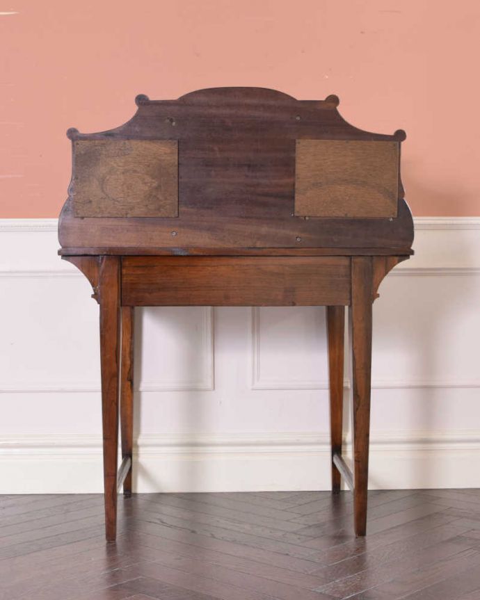 アンティークのデスク・書斎机　アンティーク家具　主役級に美しいアンティーク家具、コンパクトサイズのライティングデスク。後ろ姿もキレイなんです。(q-1417-f)