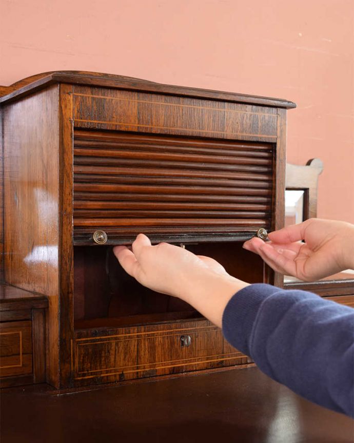 アンティークのデスク・書斎机　アンティーク家具　主役級に美しいアンティーク家具、コンパクトサイズのライティングデスク。シャッター扉がついています中央のシャッターを開くことが出来ます。(q-1417-f)