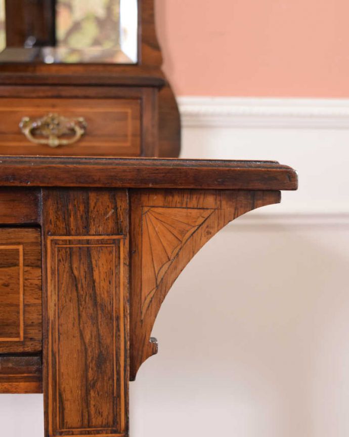 アンティークのデスク・書斎机　アンティーク家具　主役級に美しいアンティーク家具、コンパクトサイズのライティングデスク。惚れ惚れするような美しさとっても堅い無垢材に一体どうやって彫っていったんでしょう？アンティークらしく細かい彫りを眺めているだけでうっとりしてしまいます。(q-1417-f)