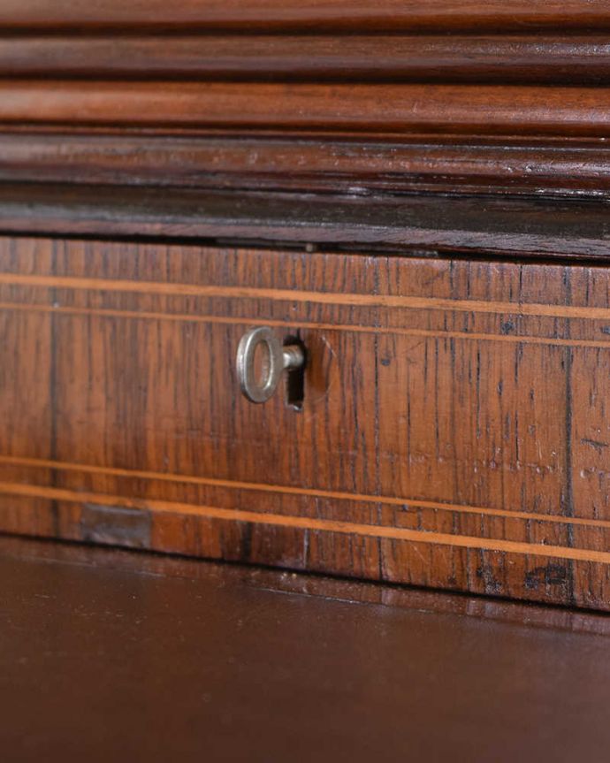 アンティークのデスク・書斎机　アンティーク家具　主役級に美しいアンティーク家具、コンパクトサイズのライティングデスク。シャッター部分にも鍵が･･･シャッター部分も鍵を使って開くことが出来ます。(q-1417-f)