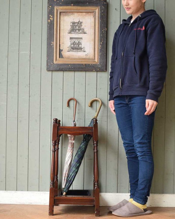 アンティークの玄関収納 アンティーク家具 小さなアンティークの英国家具、マホガニー材のステッキスタンド(アンブレラスタンド)。英国紳士の身だしなみのために作られた家具もともとはステッキを立てて置くためのスタンド。(q-1418-f)