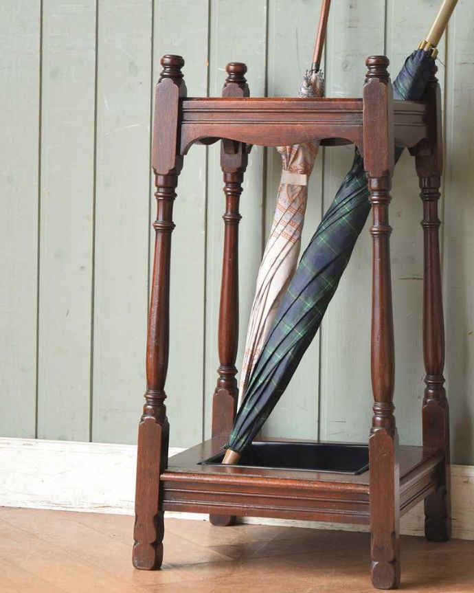 アンティークの玄関収納 アンティーク家具 小さなアンティークの英国家具、マホガニー材のステッキスタンド(アンブレラスタンド)。玄関を華やかにしてくれる英国デザイン海を渡って来てくれたおかげで、日本ではとても素敵な傘立てとして使えます。(q-1418-f)