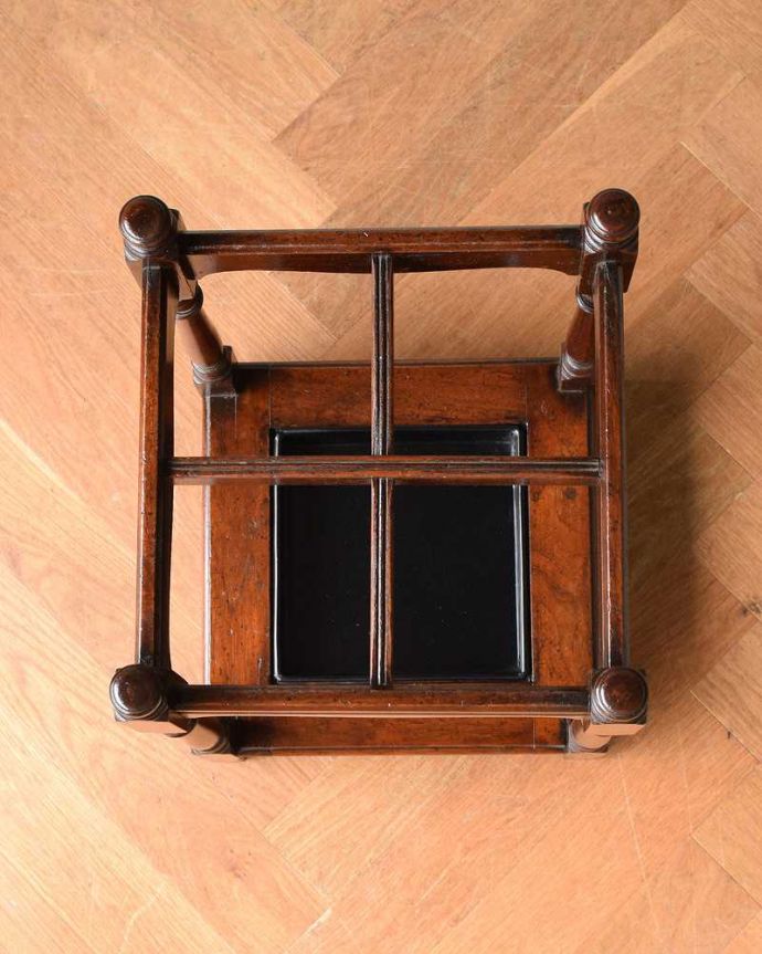 アンティークの玄関収納 アンティーク家具 小さなアンティークの英国家具、マホガニー材のステッキスタンド(アンブレラスタンド)。上から見るとこんな感じもともとステッキを立てていただけあって、傘を立てて収納しやすいデザインになっているんです。(q-1418-f)