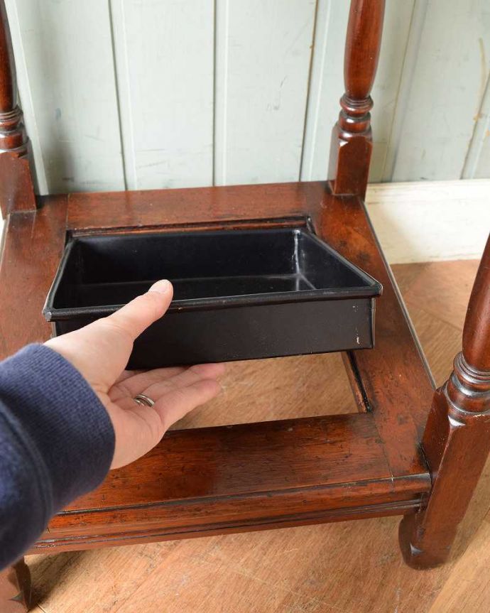 アンティークの玄関収納 アンティーク家具 小さなアンティークの英国家具、マホガニー材のステッキスタンド(アンブレラスタンド)。安心して使えるポイント濡れたままの傘を入れて大丈夫なように雨受けが付いています。(q-1418-f)