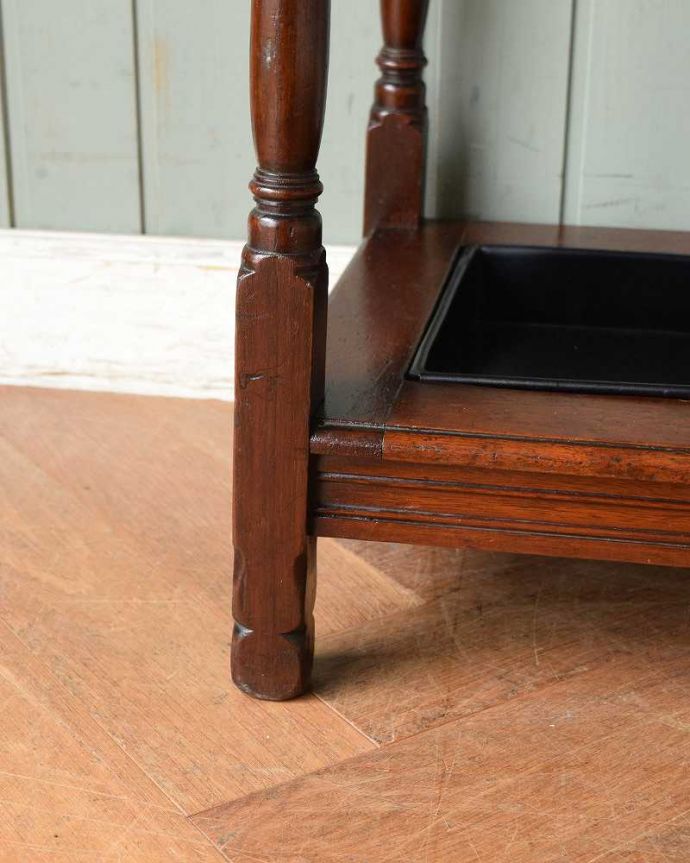 アンティークの玄関収納 アンティーク家具 小さなアンティークの英国家具、マホガニー材のステッキスタンド(アンブレラスタンド)。持ち上げなくても移動できます!Handleのアンティークは、脚の裏にフェルトキーパーをお付けしていますので、持ち上げなくても床を滑らせて移動させることが出来ます。(q-1418-f)