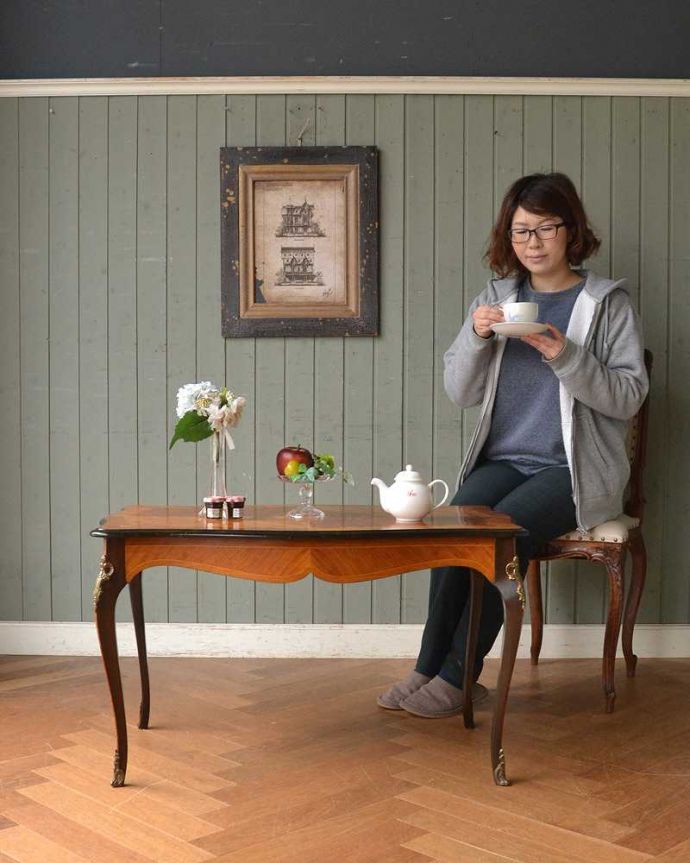 アンティークのテーブル　アンティーク家具　天板に咲き誇る優雅なお花のブーケにうっとりするフランスのコーヒーテーブル　。フランスらしい優雅な時間もお届けします。(q-1419-f)