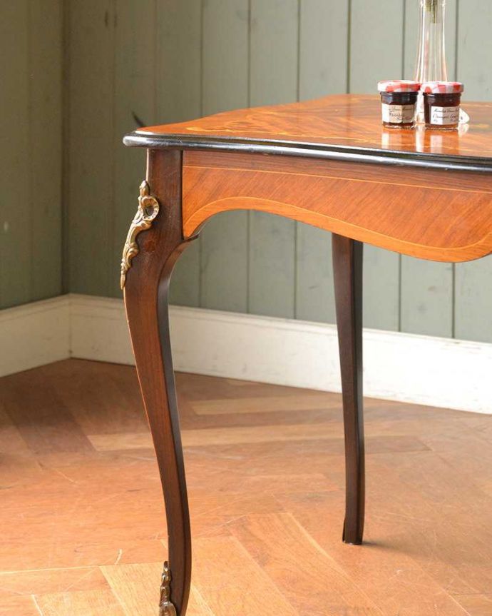 アンティークのテーブル　アンティーク家具　天板に咲き誇る優雅なお花のブーケにうっとりするフランスのコーヒーテーブル　。やっぱり自慢はこの脚線美一番最初に目に飛び込んでくるフレンチカブリオレレッグ。(q-1419-f)