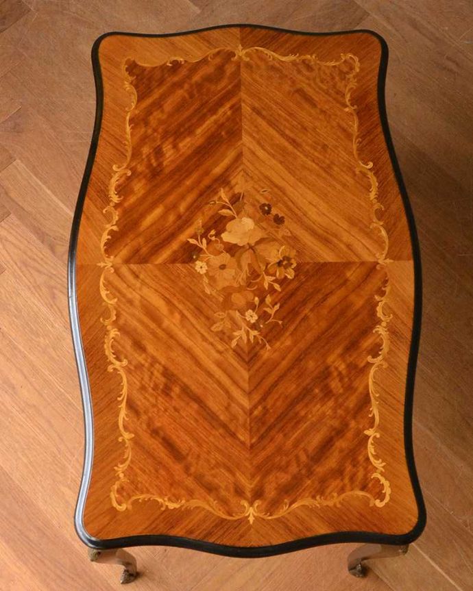 アンティークのテーブル　アンティーク家具　天板に咲き誇る優雅なお花のブーケにうっとりするフランスのコーヒーテーブル　。上から見るとこんな形コーヒーテーブルの天板は毎日使う場所だから、しっかり修復しました。(q-1419-f)