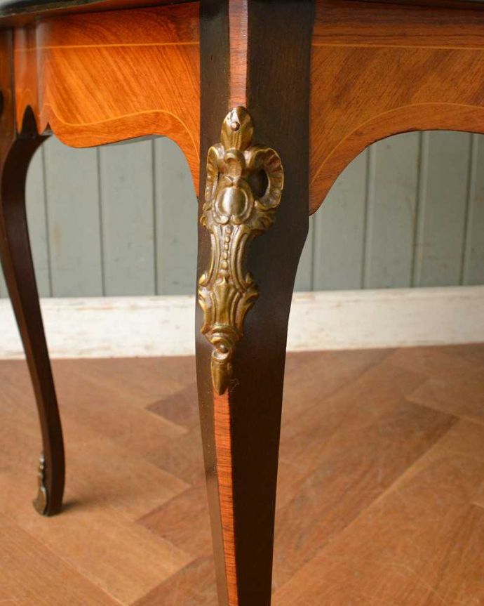 アンティークのテーブル　アンティーク家具　天板に咲き誇る優雅なお花のブーケにうっとりするフランスのコーヒーテーブル　。うっとりする美しさアンティークだから手に入る美しい彫。(q-1419-f)