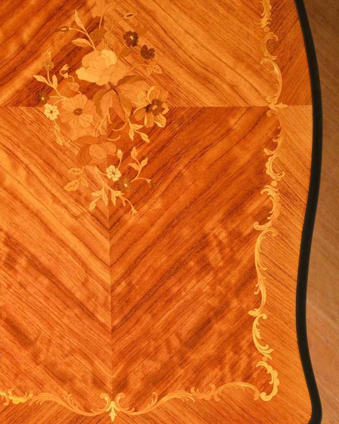 アンティークのテーブル　アンティーク家具　天板に咲き誇る優雅なお花のブーケにうっとりするフランスのコーヒーテーブル　。近づいて見てみると…アンティークはもちろん新品ではないので小さなキズや汚れはありますが、キレイにお直ししたので満足して頂ける自信があります！。(q-1419-f)