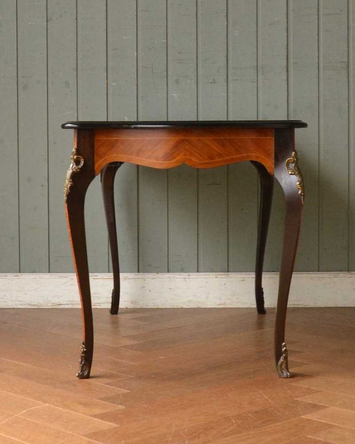 アンティークのテーブル　アンティーク家具　天板に咲き誇る優雅なお花のブーケにうっとりするフランスのコーヒーテーブル　。横から見てもステキ横から見るとこんな感じ。(q-1419-f)