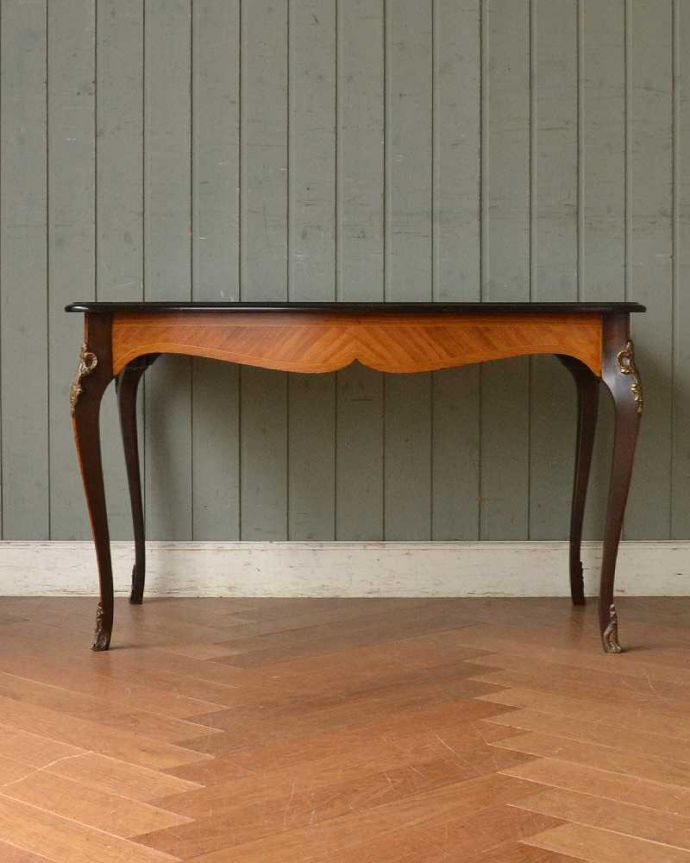 アンティークのテーブル　アンティーク家具　天板に咲き誇る優雅なお花のブーケにうっとりするフランスのコーヒーテーブル　。こちら側も、もちろんキレイです！アンティークは新品ではないので、もちろん経年変化によるキズはありますが、専門の職人がキレイにお直しをしているので、後ろ姿までキレイです。(q-1419-f)