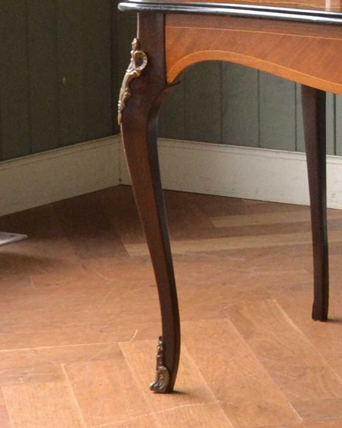 アンティークのテーブル　アンティーク家具　天板に咲き誇る優雅なお花のブーケにうっとりするフランスのコーヒーテーブル　。持ち上げなくても移動できます！Handleのアンティークは、脚の裏にフェルトキーパーをお付けしていますので、床を滑らせてれば移動が簡単です。(q-1419-f)